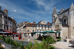 Panoramica della piazza vicino alla chiesa di Nostra Signora la Grande a Poitiers, Francia - © Miroslaw Skorka / Shutterstock.com