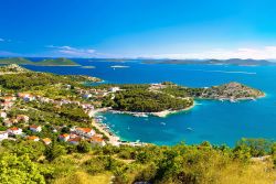 Panoramica dell'arcipelago adriatico nella baia di Drage Pakostanske, Croazia, in estate.

