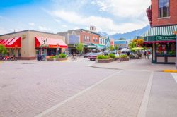 Panoramica di Revelstoke, Canada. Nel cuore della città sorge un interessante museo ferroviario - © Mark Pitt Images / Shutterstock.com