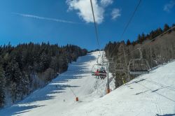 Panoramica di una pista da sci a Les Arcs, Francia, dalla seggiovia. Il comprensorio è diviso su due versanti: da una parte Arc 1600 e 1800 e dall'altro Arc 1950 e Arc 2000.


