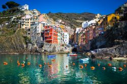 Panorma dal mare di Riomaggiore nelle Cinqueterre, Liguria