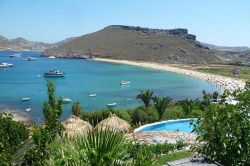 Panormos beach a Mykonos, Grecia. Questa bella spiaggia di sabbia bianca si trova nel nord dell'isola lungo la costa occidentale della grande baia di Mykonos. L'acqua è poco profonda ...