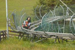 Papà e bambina all'Alpine Coaster di Imst, Austria. Si tratta della più lunga pista per slittini su rotaia del mondo: vanta una "scivolata" a valle di 3 km e un dislivello ...