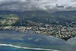 Papeete vista dall'aereo prima dell'atterraggio.