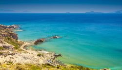 Veduta dall'alto di Paradise Beach sull'isola di Kos, Grecia. Situata lungo la baia di Kefalos, questa spiaggia, un tempo quasi deserta, è oggi una delle più attrezzate ...