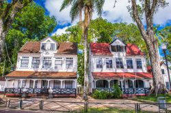 Paramaribo, capitale del Suriname (America): due tradizionali abitazioni in legno costruite in stile coloniale olandese © Anton_Ivanov / Shutterstock.com