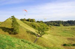 Parapendio sulle colline di Kernave, villaggio a una quarantina di chilometri da Vilnius (Lituania).
