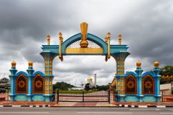 Giardino a Bandar Seri Begawan, Brunei - Uno dei parchi che circonda la grande moschea dedicata al 28° sultano del Brunei e dove si può passeggiare per ammirare anche dall'esterno ...
