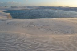 Il paesaggio del Parco Nazionale dei Lençois Maranhenses in Brasile può assumere forme e colori suggestivi con il passare delle ore  durante la giornata: qui un'immagine ...