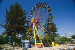 Parco divertimenti con ruota panoramica nella città di Ashgabat, Turkmenistan, Asia Centrale.




