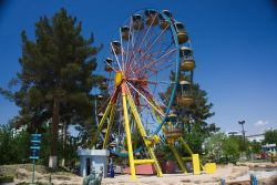 Parco divertimenti con ruota panoramica nella città di Ashgabat, Turkmenistan, Asia Centrale.




