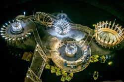 Un vero parco giochi dentro alla miniera di sale a Turda in Romania - © RossHelen / Shutterstock.com 