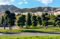 Parco La Bateria a Torremolinos, Spagna. Con una superficie di circa 74 mila metri quadrati, questo giardino si presenta con un design decisamente innovativo che grazie a dei veri e propri sentieri ...