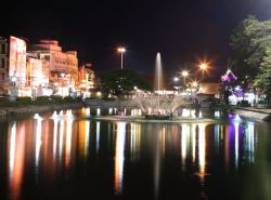 Vista notturna del parco nei pressi del monumeto Suranaree a Nakhon Ratchasima, in Thailandia - © Blanscape / Shutterstock.com 