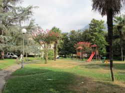 Un parco pubblico con giochi per bambini a Lido di Camaiore, Toscana.
