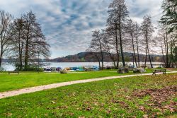 Un parco pubblico sul Lago Monate a Cadrezzate in Lombardia
