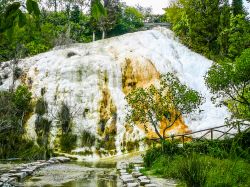 Parete di travertino alla soegente termale di Bagni San Filippo in Toscana