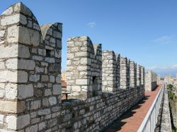 Pareti merlate del Castello dell'Imperatore a Prato, Toscana. Di questa costruzione, voluta dall'imperatore Federico II°, rimangono solo le mura esterne in pietra alberese - © ...