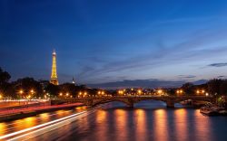La senna, la tour Eiffel e Parigi al tramonto ...