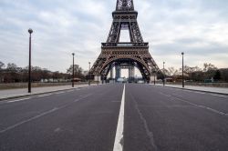 Parigi, marzo 2020: il ponte Lena deserto e la Torre eiffel durante la quarantena per coronavirus Covid-19 in Francia. - © UlyssePixel / Shutterstock.com