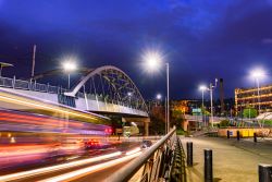 Park Square Bridge, conosciuto anche come Supertram Bridge, by night, Sheffield, Inghilterra.
