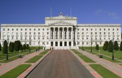 Il Parlamento di Belfast, Irlanda del Nord. Soprannominato House on the Hill, questo elegante edificio bianco ospita la sede dell'Assemblea dell'Irlanda del Nord. Aperto ufficialmente ...