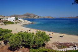 E' ideale per fare snorkeling la spiaggia Piperi di Paros, Grecia. Nei pressi della città di Naoussa questa spiaggia serpeggia a circa 50 metri fra la strada principale e il centro ...