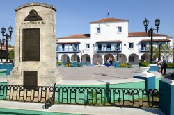 Parque Céspedes, la piazza principale di Santiago de Cuba. Qui si affaccia l'edificio dell'Ayuntamineto (Municipio) della città - © Stefano Ember / Shutterstock.com ...