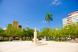 Parque Martì, la piazza principale di Ciego de Avila (Cuba); al centro si trova il busto del Padre della Patria José Martì - © Fotos593 / Shutterstock.com