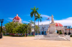 Parque Martì, la piazza principale di Cienfuegos (Cuba), con il suo stile neoclassico - © Fotos593 / Shutterstock.com