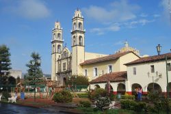 La parrocchia di San Pedro e San Pablo, nel centro di Zacatlán. La struttura fu realizzata nel XVII secolo ed è ancora oggi uno dei luoghi di culto principali della cittadina - © ...