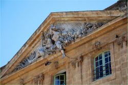 Frontone del municipio di Aix-en-Provence, Francia - Particolare della decorazione scultuorea che abbellisce il frontone posto a coronamento della facciata dell'Hotel de Ville © Daniel ...