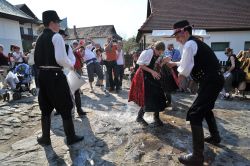 Partecipanti al tradizionale Festival di Pasqua di Holloko, Ungheria. In occasione di questa ricorrenza religiosa vengono riproposte anhe le antiche usanze popolari con le quali gli ungheresi ...