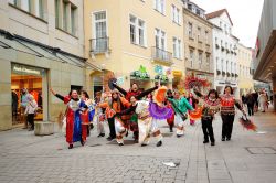 Partecipanti alla sfilata di carnevale nella città di Osnabruck, Germania. Un'immagine dei tradizionali festeggiamenti carnascialeschi che ogni anno richiamano migliaia di persone ...