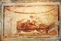 Dettaglio di affresco a Pompei, Campania - Arte erotica, sia in forma di affreschi che di sculture e oggettistica. Gli scavi avviati nel XVII° secolo hanno rinvenuto reperti artistici considerati ...