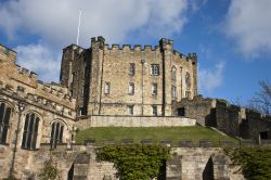 Particolare architettonico del castello di Durham, Inghilterra, con le merlature.
