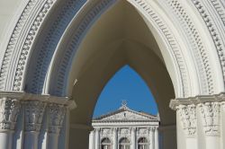 Particolare architettonico del teatro di Iquique in Piazza Arturo Prat, Cile. Siamo nel vecchio quartiere cittadino: un suggestivo scorcio panoramico dell'edificio che ospita il teatro attraverso ...