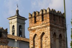 Particolare architettonico della chiesa di San Biagio a Rivoltella del Garda, provincia di Brescia: un torrione merlato e il campanile.



