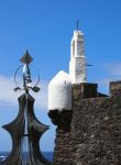 Particolare architettonico della torre bianca nella fortezza di Puerto de la Cruz, Tenerife, con il campanile della chiesa (Spagna).

