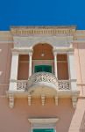 Particolare architettonico di Palazzo Latorre a Fasano, Puglia, Italia. L'elegante balcone con balaustra circolare di questo storico edificio di Fasano.
