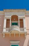 Particolare architettonico di Palazzo Latorre a Fasano, Puglia, Italia. L'elegante balcone con balaustra circolare di questo storico edificio di Fasano.
