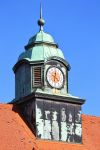 Particolare architettonico di un edificio con orologio nel centro di Kempten, una delle più antiche città della Germania.
