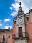 Particolare architettonico di un edificio storico in piazza della Libertà a Popoli, Abruzzo, con l'orologio.
