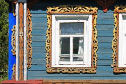 Particolare architettonico di una casa tradizionale nei pressi di Uglich, Russia. Costruita interamente con tavole di legno e tronchi d'albero, l'izba è la tipica fattoria russa ...