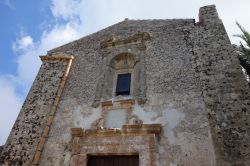 Particolare architettonico di una chiesa del borgo di Erice, Trapani, Sicilia.
