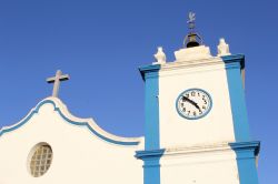 Particolare architettonico di una chiesa portoghese a Barcelos, Alentejo, Portogallo. In primo piano, la torre dell'orologio.

