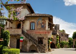 Particolare dell'architettura di Grazzano Visconti, Piacenza - Impronta medievale e decorazioni ad affresco per questa suggestiva abitazione del borgo emiliano © Kostenyukova Nataliya ...