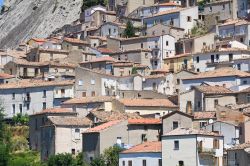 Particolare del cuore del centro del borgo di pietrapertosa, che si trova a poco più di 1000 metri di altitudine tra le montagne della Basilicata centrale - © Mi.Ti. / Shutterstock.com ...