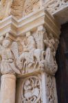 Un particolare di un capitello in pietra scolpita nell'Abbazia San Leonardo a Manfredonia - © Mi.Ti. / Shutterstock.com