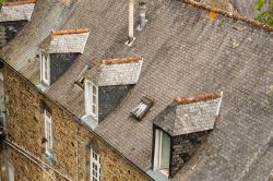 Particolare di una casa in pietra a Dinan. Il centro storico della cittadina è perfettamente conservato e consente di ammirare ancora l'architettura degli antichi edifici bretoni ...